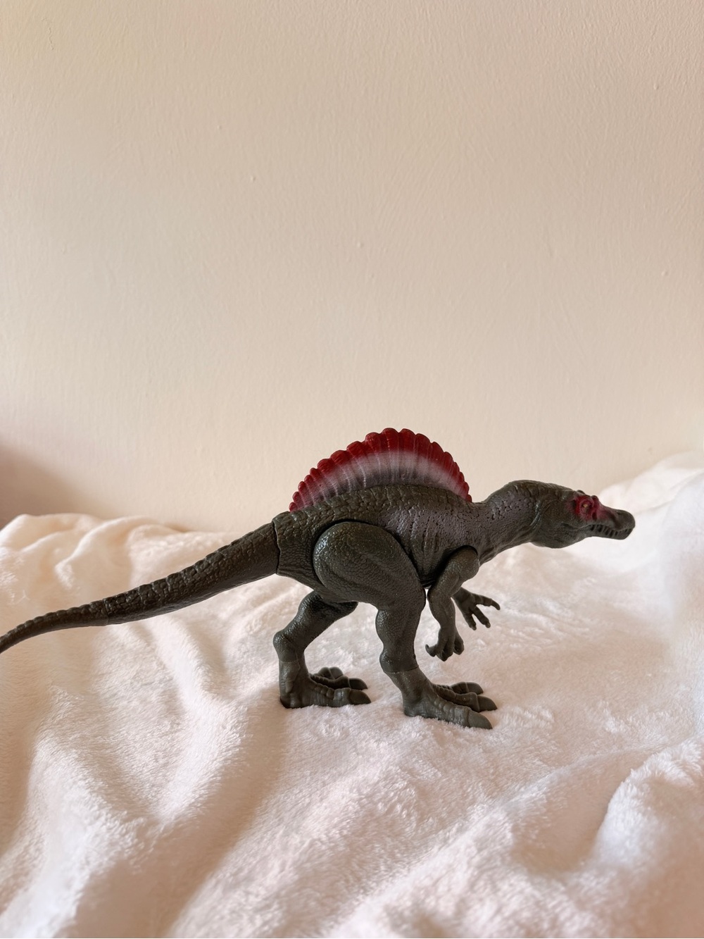 Mattel Jurassic World Spinosaurus Dinosaur Action Figure Gray Red Sail Back